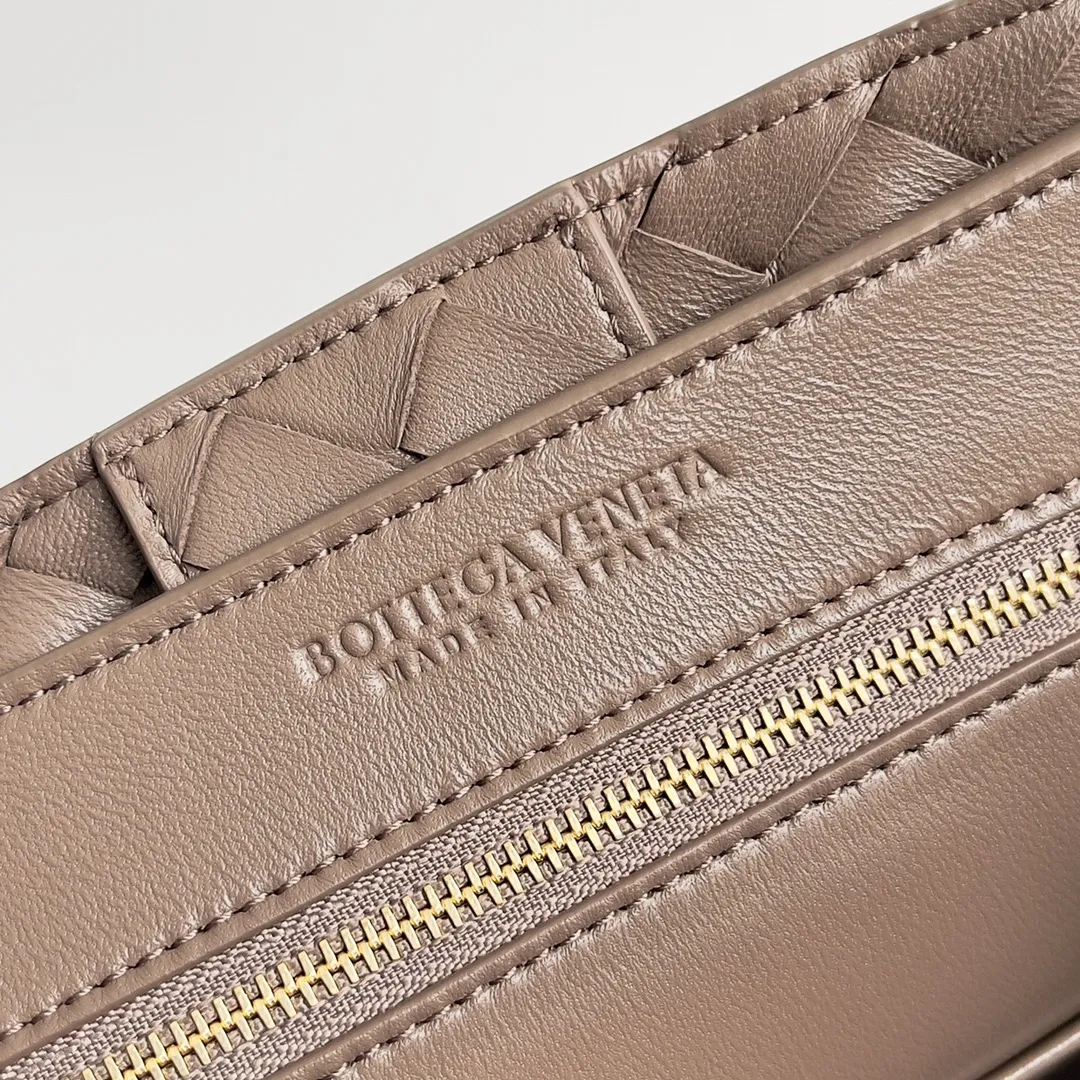 The 2023 new Andiamo batch of 2260 BV has been shipped‼ ️Really popular🔥The new Andiamo woven handbag launched by Bottega Veneta this season is really popular all over the world! ! Celebrities at home and abroad have worn it, and Oscar-winning actress Michelle Yeoh has taken it out on the street. Song Jia, Trai Yara, Yu Feihong, Sanji Ayaka, Rosie Hunting-Whiteley, Yoshioka Riho, etc. have all picked up this bag. It is classic and versatile, showing off its temperament, and the bag capacity is also large, which is very convenient for daily commuting! ! A variety of carrying methods, the shoulder straps can be adjusted by yourself, the original lambskin feels soft and delicate, and the unisex style breaks the gender boundaries and brings a more practical and long-lasting use experience. Andiamo, which has both elegant and casual styles, perfectly interprets the true appearance of "fashionable old money style". Style number: 743572 Size: 32*24*12
